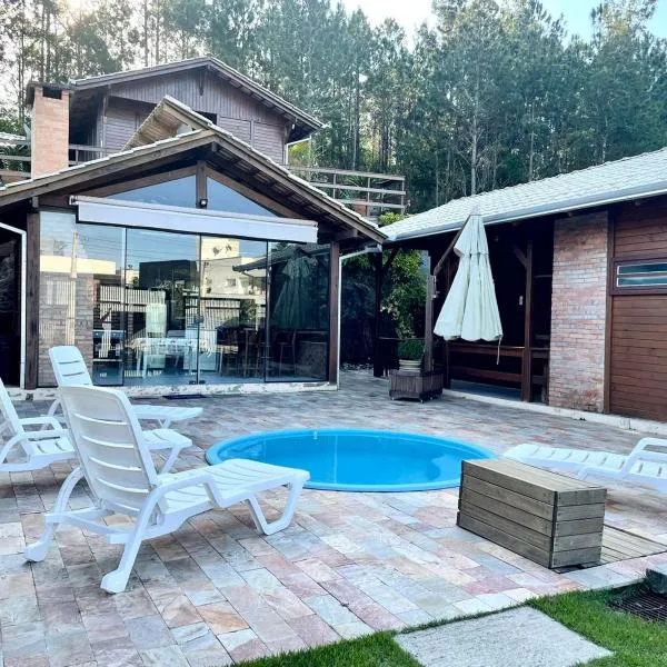 Cabana com piscina - 5 min a pé da praia - Porto Belo, hotel en Porto Belo