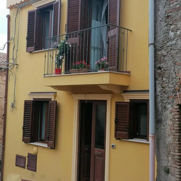 Casa Domenico nel paese storico Castanea, hotel in Cavaliere