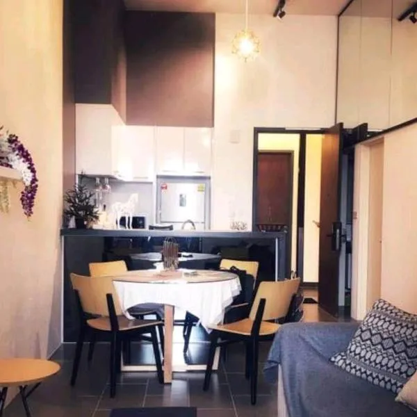 Charming Bedroom - next to train station at Est Bangsar, hotel in Kuala Lumpur