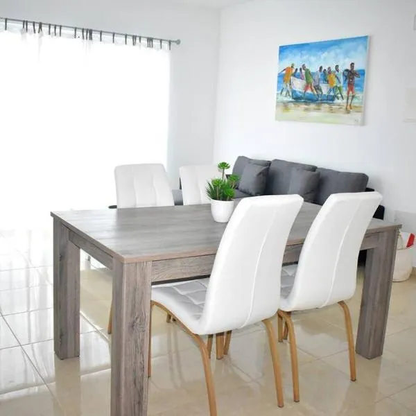 Lovely - Luxury 3 Bedrooms 500m from the Beach., hotel in Santa Maria