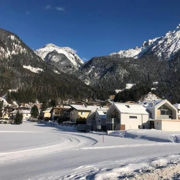 Urban Mountain Splitlevel with Lake View，位于毛拉赫的酒店