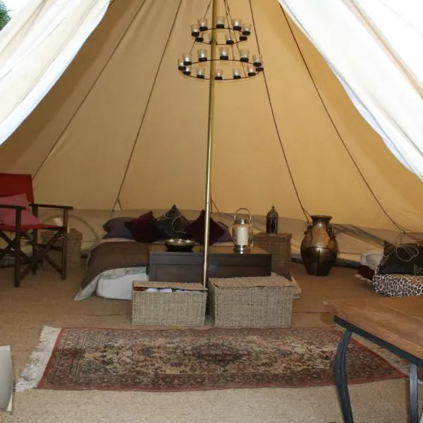 Home Farm Radnage Glamping Bell Tent 7, with Log Burner and Fire Pit, hótel í High Wycombe