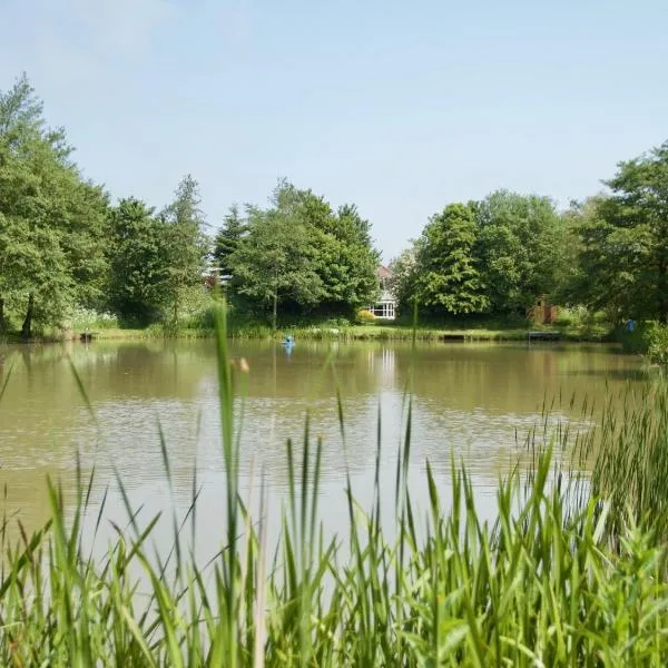 The Chestnuts Holiday Cottages, hotel in Firsby