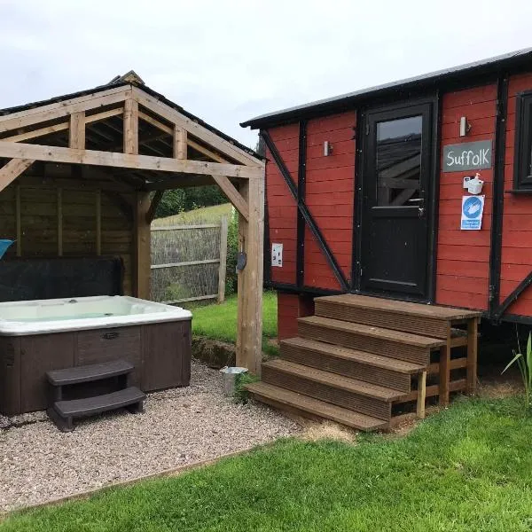 Stunning railway carriage with private hot tub, hotel in Bacton