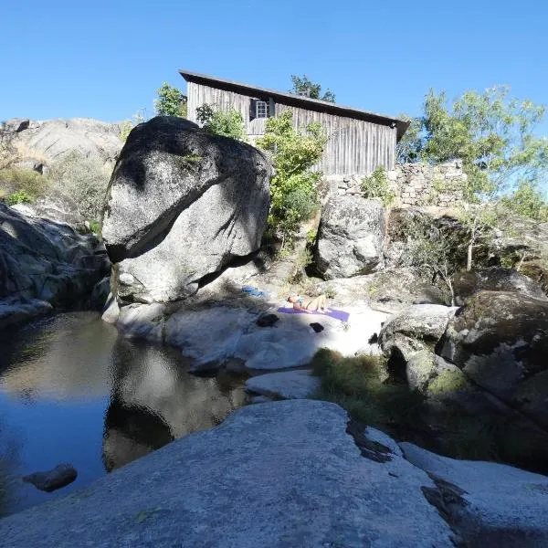 Salto do Lobo - Montain houses with private river, hotel in Penhas da Saúde