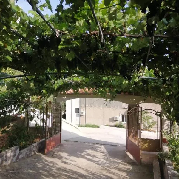 VILLA NEFELI, hotel Piqeras városában 