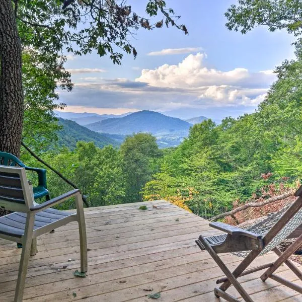 Peaceful Spruce Pine Cabin on 8 Acres with 2 Decks!、マリオンのホテル
