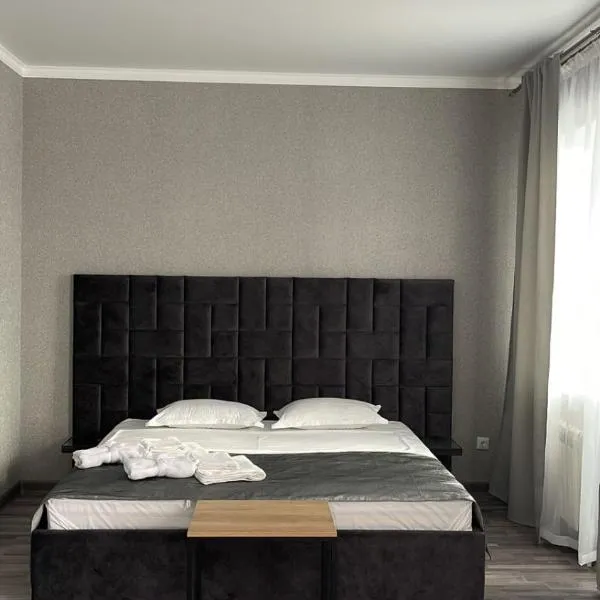 Апартаменты гостиничного типа в центре города в ЖК «Арман», hotel in Aktobe