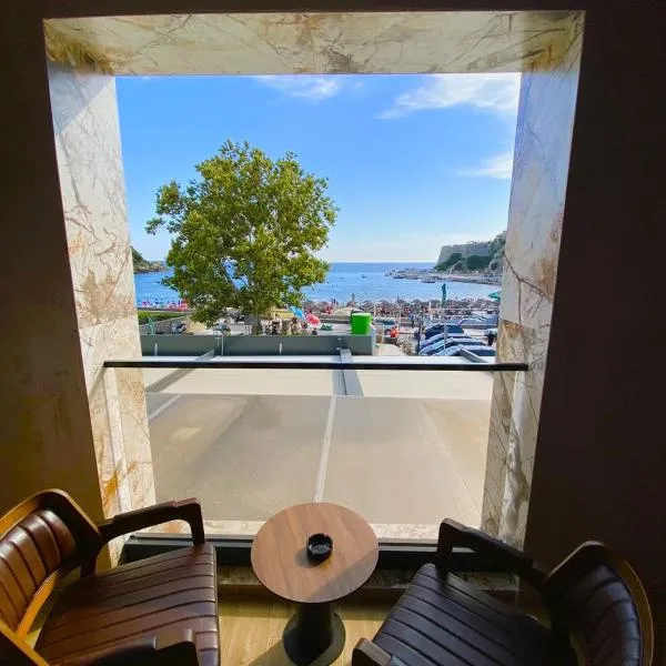 Marinus Hotel、ウルツィニのホテル
