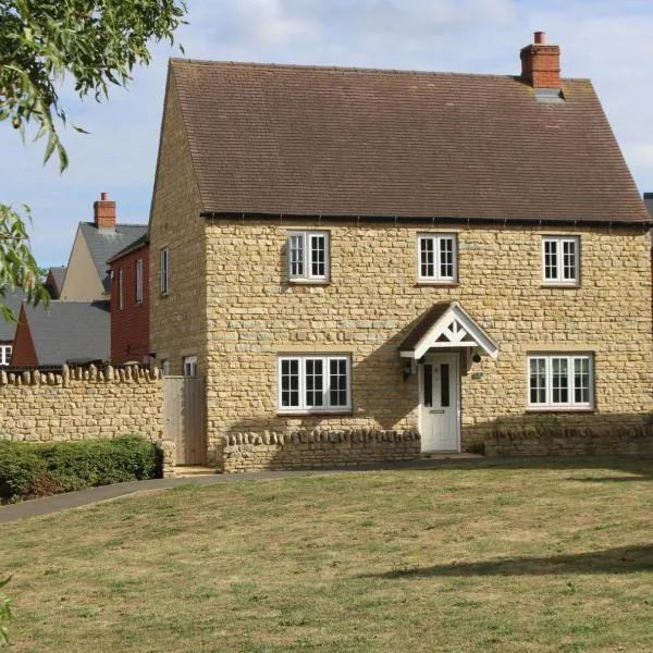 The Silverstone House. Comfort, Convenience and no hassle at the doorstep of Silverstone Race Circuit., hotel in Silverstone