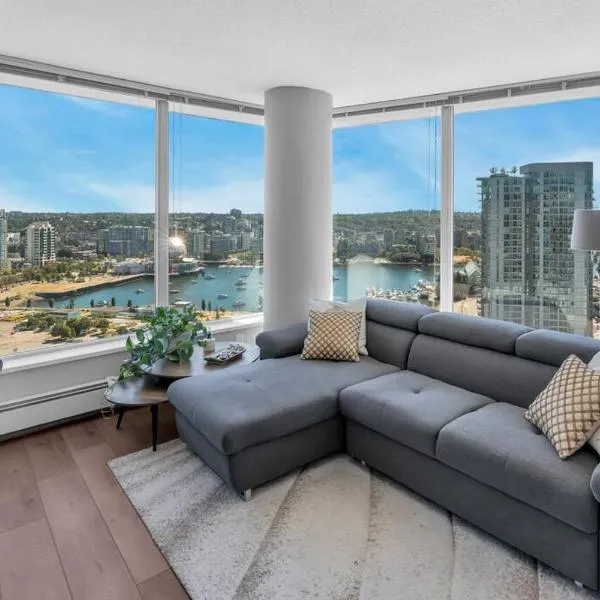 Spacious DT 2-BDR High-rise with view, pool, gym, hotel in Vancouver