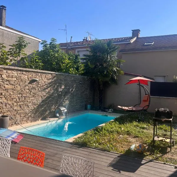 Maison moderne et spacieuse avec piscine, hotel v destinaci Villeurbanne
