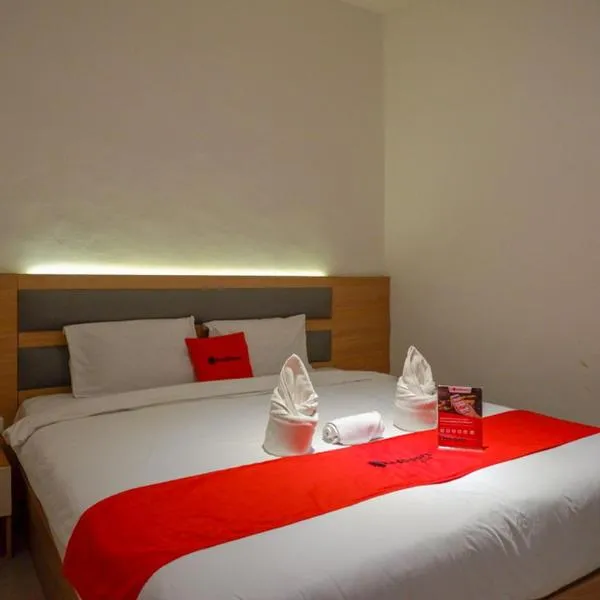 RedDoorz Plus @ Losari Makassar, hotel in Makassar