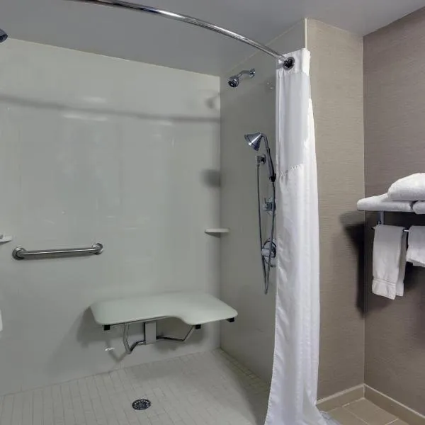 Holiday Inn Express Hotel & Suites Meadowlands Area by IHG, hotel v destinaci Carlstadt