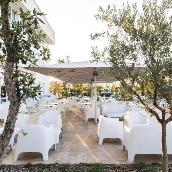 Westotel Tours Val de Loire, hotel em La Ville-aux-Dames