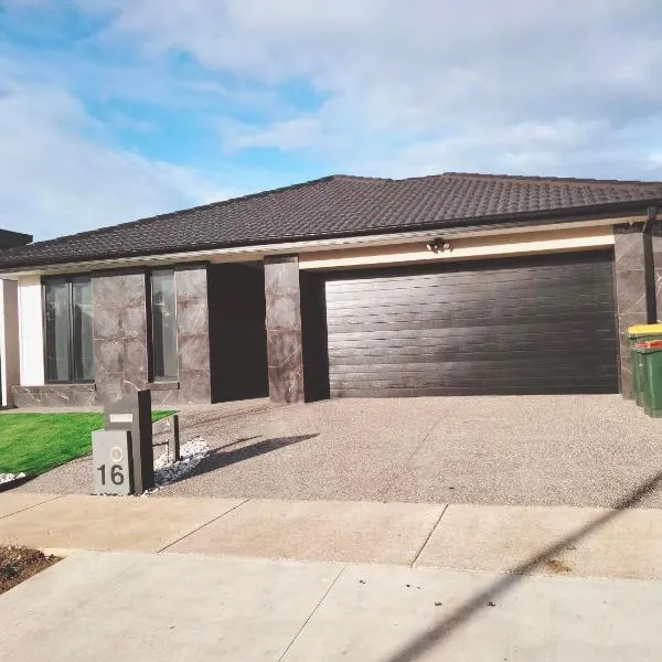 Modern and cosey 4 bedroom house walk to beach, hotel v destinácii Portarlington