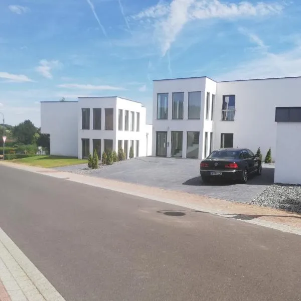 eifel24, neues und modernes Appartement mit Dachterrasse, hotel v destinaci Schwirzheim