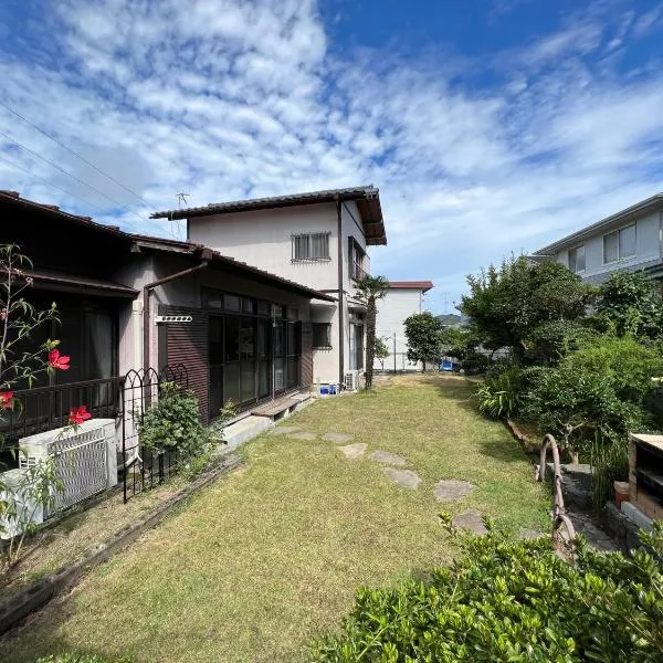 湘南ソラル〜二宮の高台・アートな庭付き日本家屋121㎡／高速WiFi／芝生ドッグラン・ピザ窯BBQ有, hotel v destinaci Ninomiya