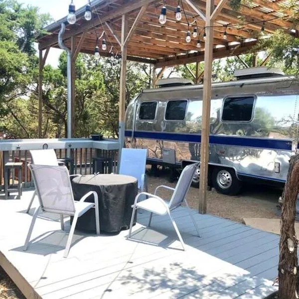 The Steel Magnolia Airstream - Cabins At Rim Rock, hotel in Austin