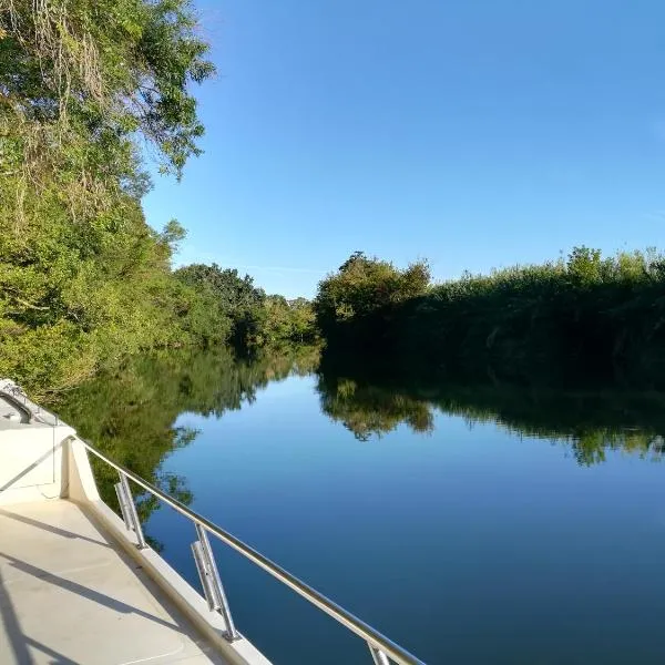 BATEAU - Jolie pénichette sur région touristique., hotel a Bellegarde