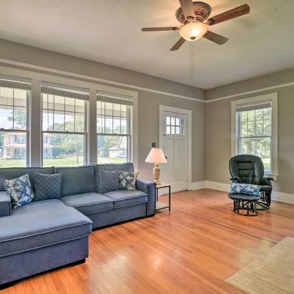 Glasgow Home w/ Porch: Close to Lake & Caves!, hotel em Glasgow