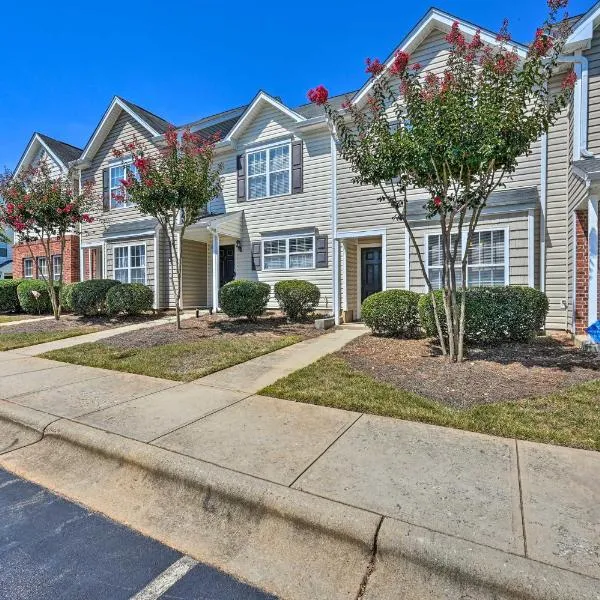 Cozy Greensboro Townhome about 7 Mi to UNC Campus, khách sạn ở Greensboro