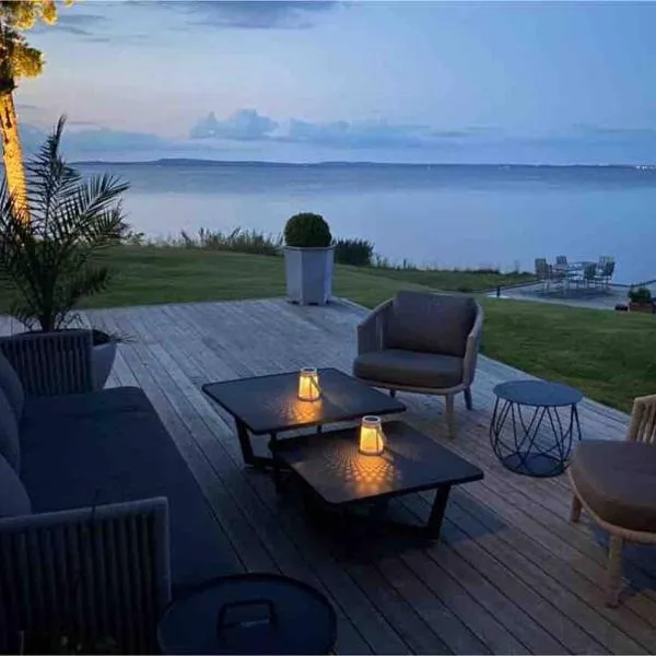 Stylish lake view house, hotel in Vadstena