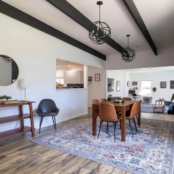 Pocono Lake Retreat - Relaxing 3bdm retreat w/ High Speed Wi-Fi, Work Space and Firepit, hotel a Pocono Lake