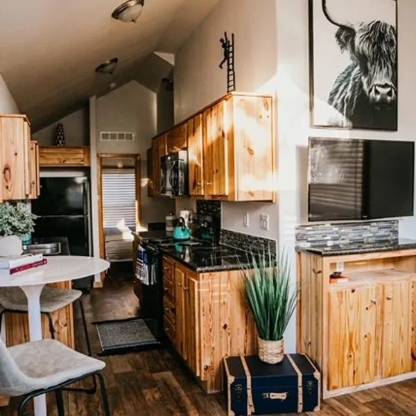 The Bison Cabin - The Cabins at Rim Rock, hotel v destinaci Austin