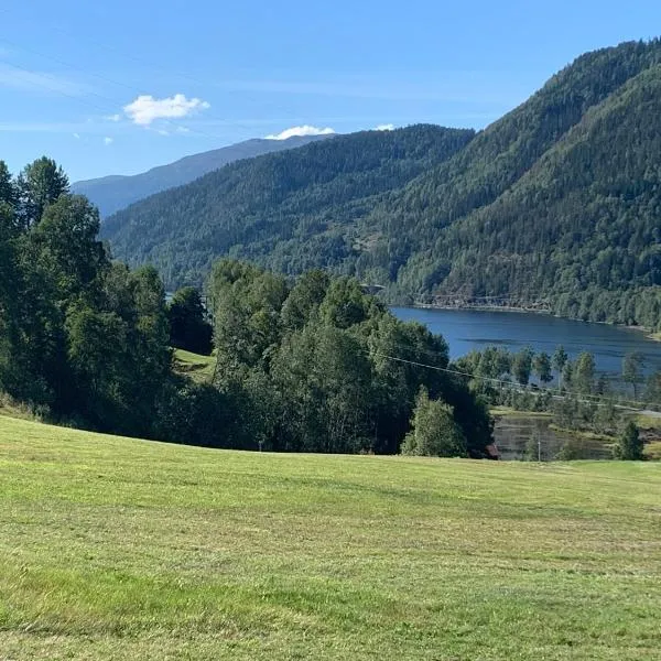 Feriehus med utsikt til fjord og fjell, hotel in Veggli