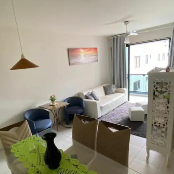 Apartamento amplo a menos de 400 metros da praia localizado próximo a praça da Brunella, área nobre do Guarujá.