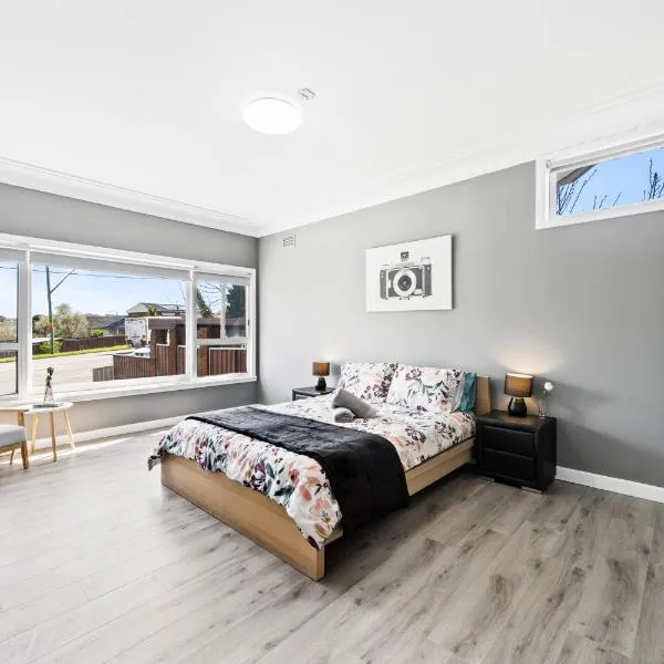 New 2 Bedroom House 500m to Mall with Free Parking, hotelli kohteessa Bankstown