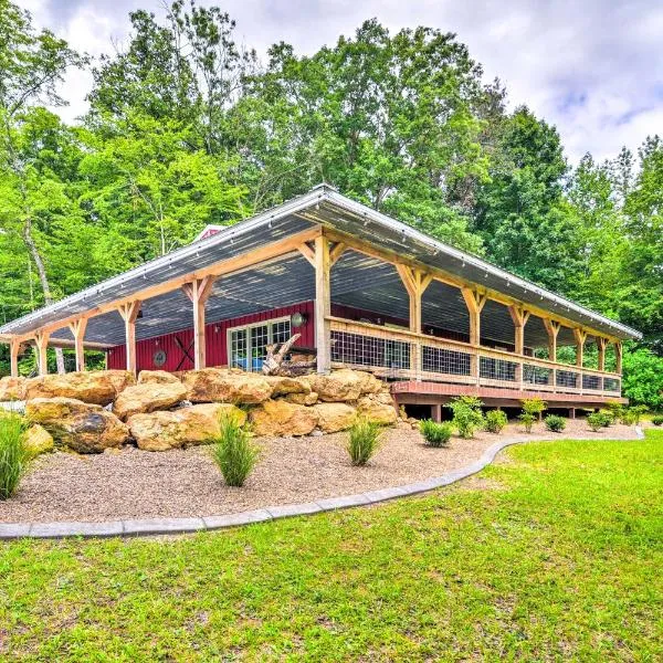 Secluded Brownsville Cabin with Deck and Fire Pit, hôtel à Brownsville