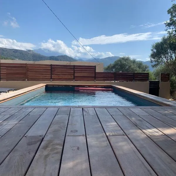 Maison neuve avec piscine, hotel u gradu Korbara