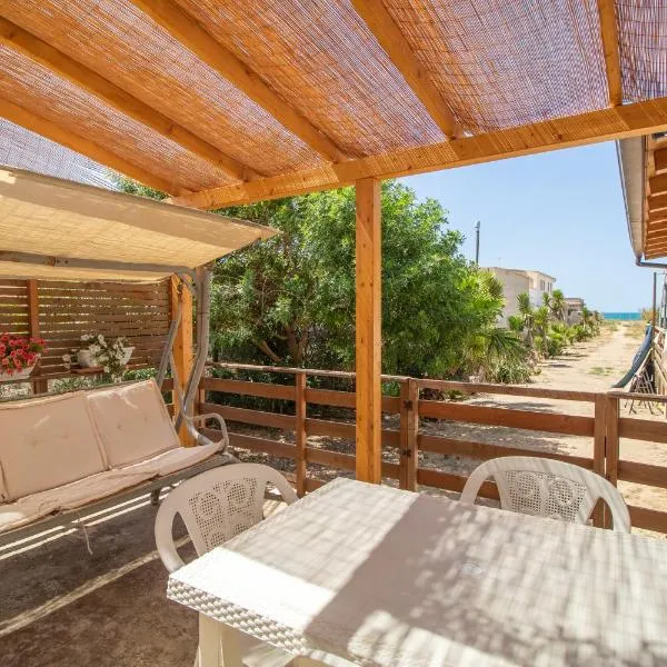 Appartamento sul mare, hotel v destinaci Case Cicirello