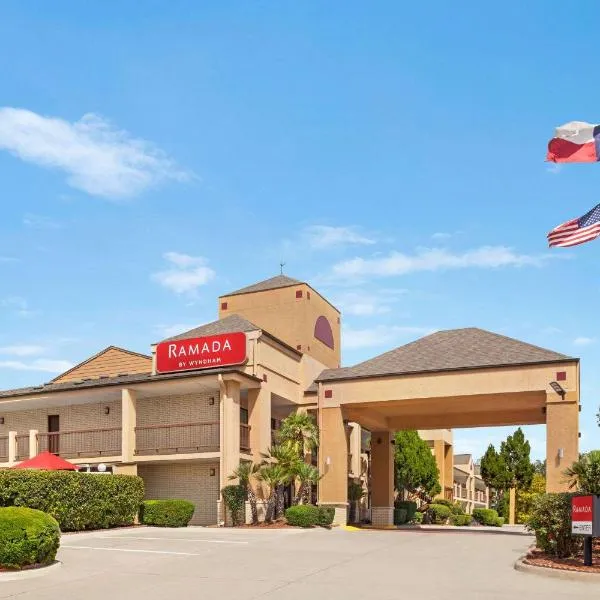 Ramada by Wyndham San Antonio Near SeaWorld - Lackland AFB, готель у місті Oakland Estates