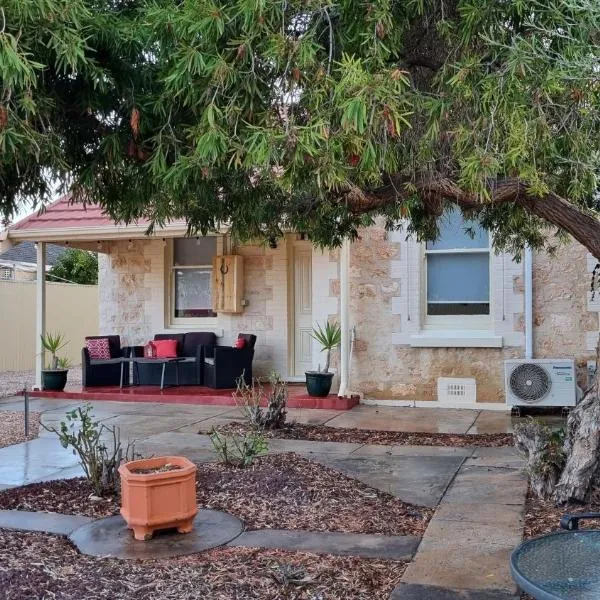 Charming 100 yr old cottage in the heart of Moonta, hótel í Port Hughes