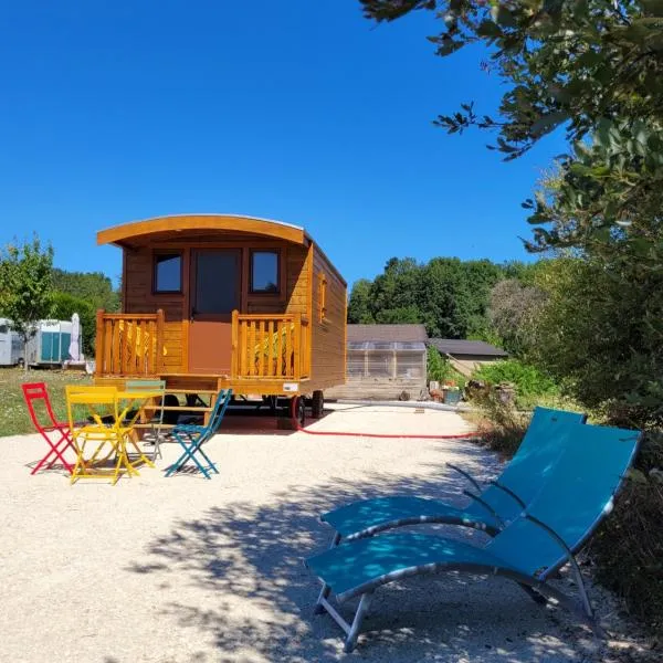 Roulotte à Sapharey, hotel v destinaci Sarrazac
