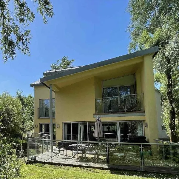 Modern contemporary home in beautiful setting, hotel v destinaci Somerford Keynes