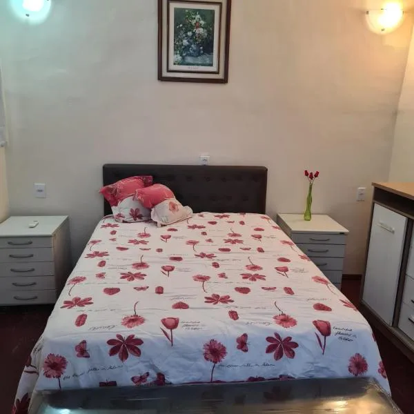 Kitnet casal e apartamento com lareira e vista jardim, hotel in Esteio