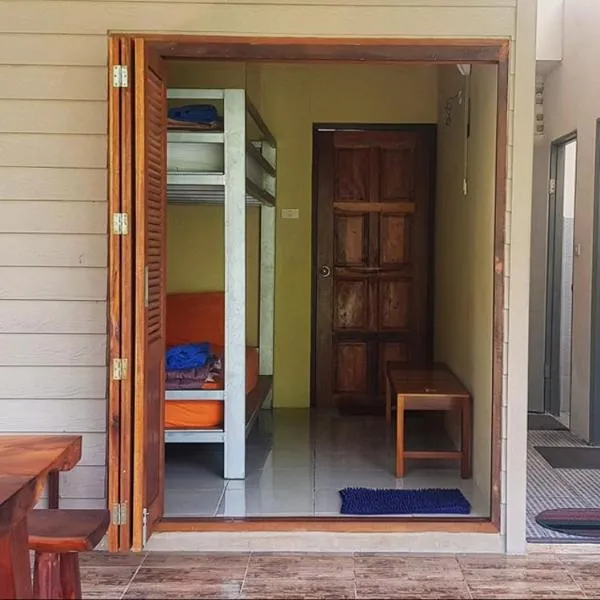 Baan Hinlad Home and Hostel, hotel v destinaci Lipa Noi