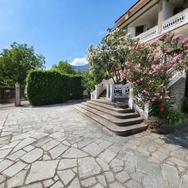 Big appartement - 9 guests - Air Conditionning and Courtyard, hotel in Bussoleno