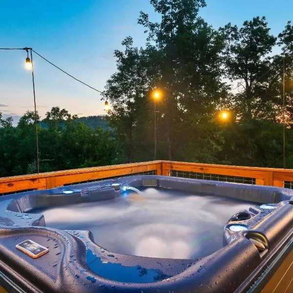 SUMMER DEALS! - 10 min to Parkway - Mt View- Hot Tub-Cozy Cabin, hotel v destinaci Sevierville