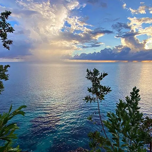 Oceanfront Condo w/ FREE Parking + High Speed Wifi, hotel in Negril