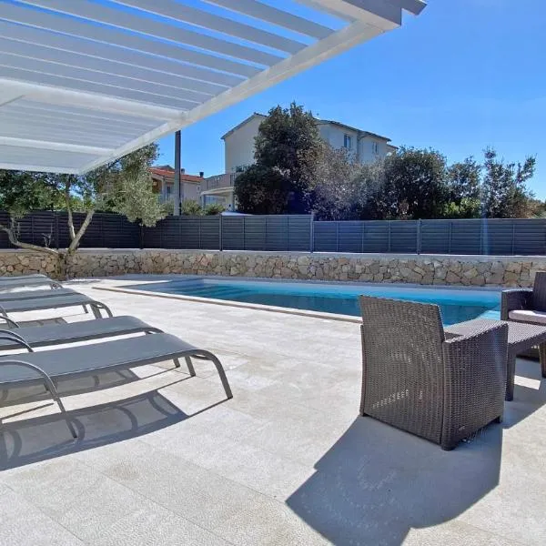 Pakostane - COTTAGE - jardin privatif et piscine, Hotel in Pakoštane