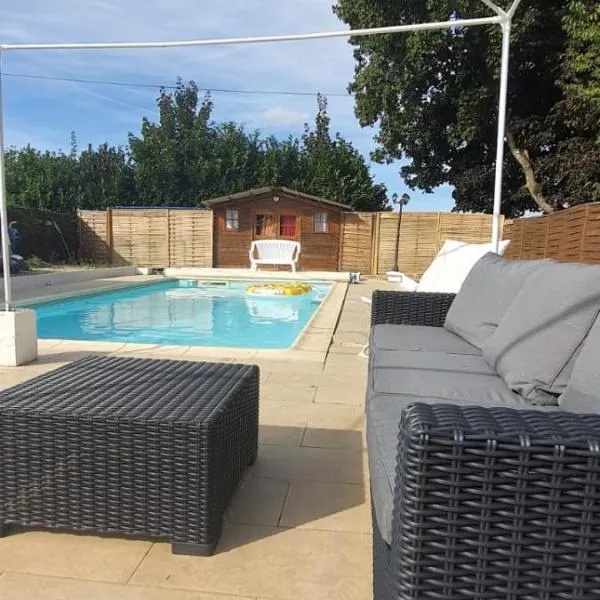 Charmant appartement 2p avec piscine partagée, hotel in La Ferté-Gaucher
