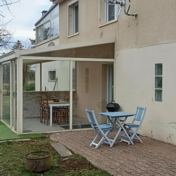 Entre Puy-de-Dôme et Corrèze Appartement pour 4 personnes avec terrasse et jardin, ξενοδοχείο σε Monestier-Merlines