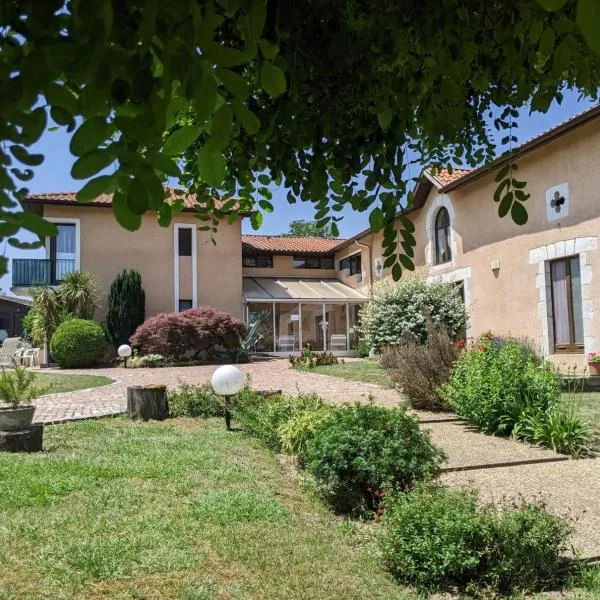 Hôtel Studios Les Acacias – hotel w mieście Saint-Paul-lès-Dax