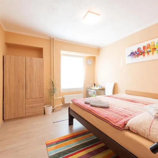 Cozy room at metro station, private bathroom, 9minutes oldtown, 15minutes airport, WiFi, hotel v Praze