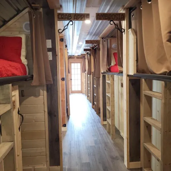 THE ORCHARD (HOSTEL WITH PRIVATE BUNKS), hotel v destinaci Radium Hot Springs